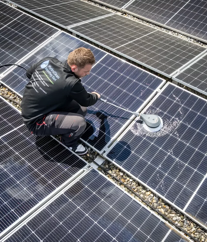 Nettoyage des salissures sur panneaux solaires