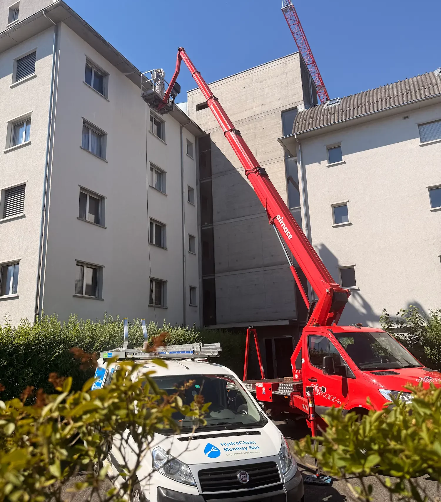 Nettoyage professionnel des murs extérieurs d’un bâtiment